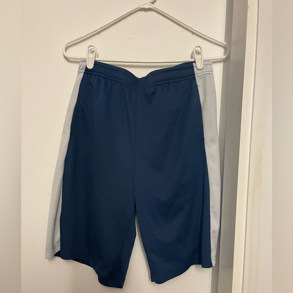 Size M basketball shorts